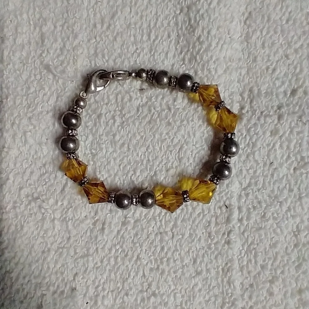 Silvertone yellow faceted beaded very small bracelet